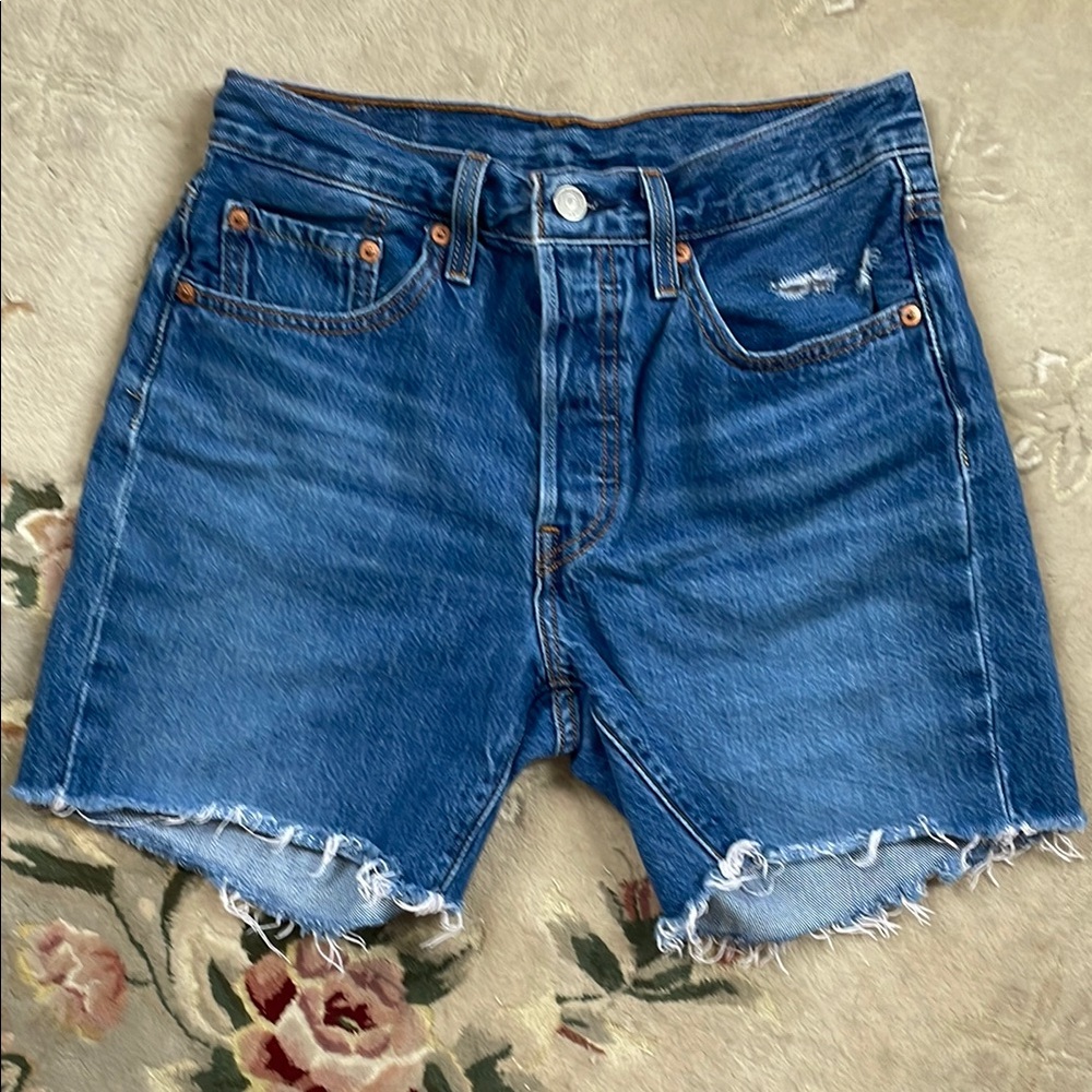 Levis 501 Medium Wash Distressed Bermuda Mid Length High Rise Shorts Size 26